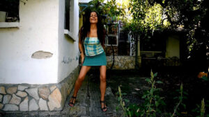 Is Nina’s Garden Dance the Ultimate Painkiller for a Boring Afternoon?